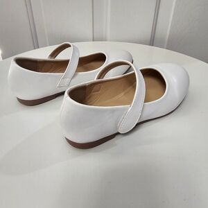 White dressy flat shoes for young girls